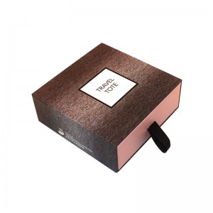 Pahvinpakkauslaatikon tyyppilaatikko, jolla on oma hajuveden logo